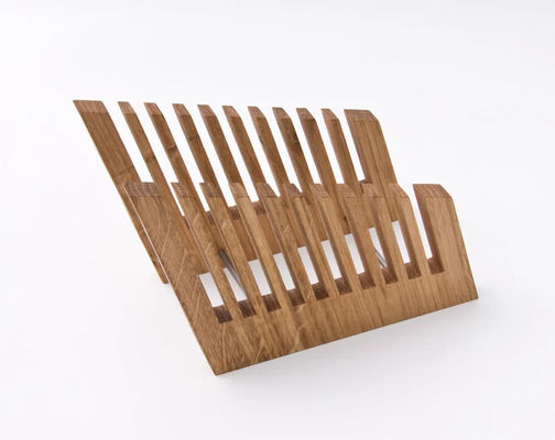 Organización de escritorio de oficina hecha elegante con portaarchivos de madera y función de impresión