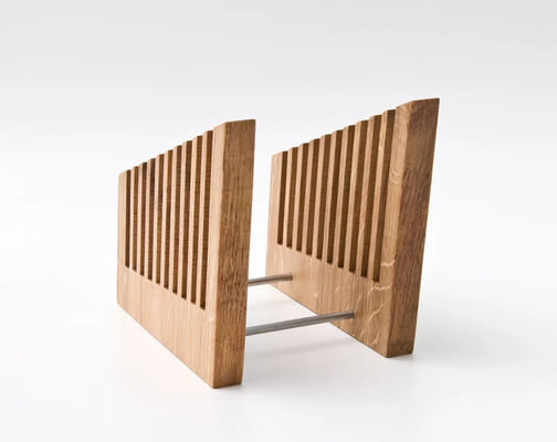 Organización de escritorio de oficina hecha elegante con portaarchivos de madera y función de impresión