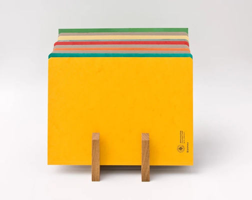 Organización de escritorio de oficina hecha elegante con portaarchivos de madera y función de impresión