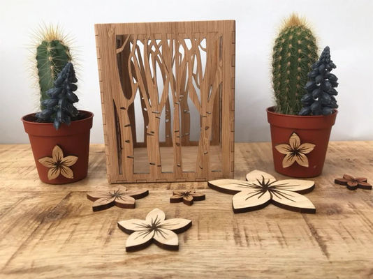 Linterna de vela de color claro de madera para soportes de luz de té hechos a mano en diseño de corte por láser