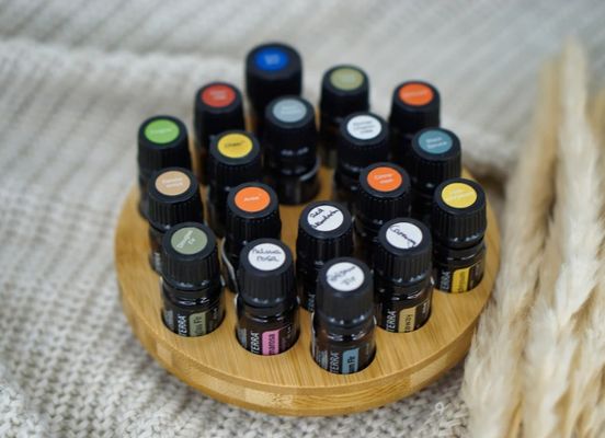 Estante de madera funcional para almacenar de manera eficiente botellas de aceite en forma de círculo