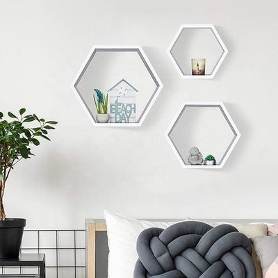 Estante de pared hexagonal tallada en madera para la organización de la decoración del hogar de la granja rústica