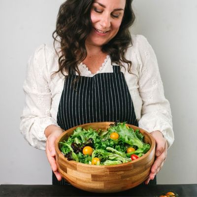 Completar su fiesta de la ensalada de bambú con utensilios de servir y frasco de vestimenta