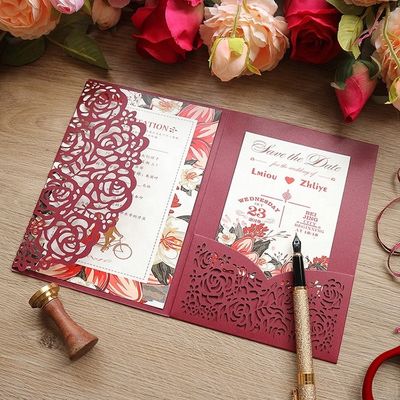 Europa Invitaciones de bodas de bolsillo de rosa hueca cortada con láser con sobres y tarjetas RSVP
