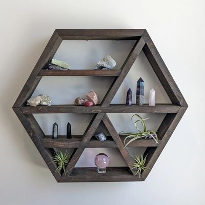 Crea un ambiente acogedor con estanterías flotantes en la pared montadas en estilo de casa de campo rústica