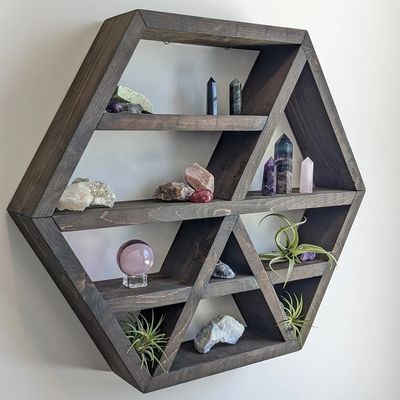 Crea un ambiente acogedor con estanterías flotantes en la pared montadas en estilo de casa de campo rústica