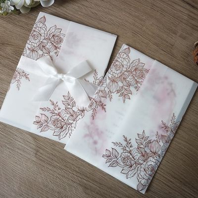 Invitaciones de bodas cortadas con láser de pergamino vegetal con patrón de rosa y estampado térmico