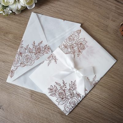 Invitaciones de bodas cortadas con láser de pergamino vegetal con patrón de rosa y estampado térmico