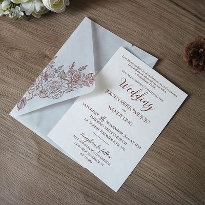 Invitaciones de bodas cortadas con láser de pergamino vegetal con patrón de rosa y estampado térmico