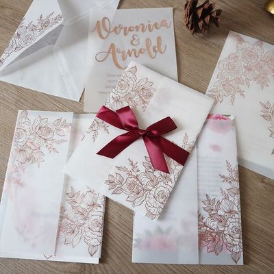 Invitaciones de bodas cortadas con láser de pergamino vegetal con patrón de rosa y estampado térmico