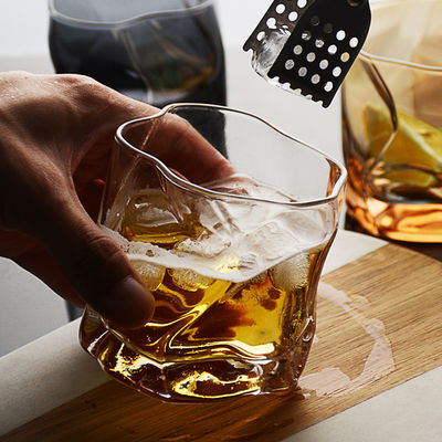 Taza de cristal de vidrio de whisky con líneas retorcidas Logotipo personalizado y opciones multicolores