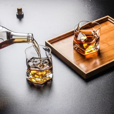 Taza de cristal de vidrio de whisky con líneas retorcidas Logotipo personalizado y opciones multicolores