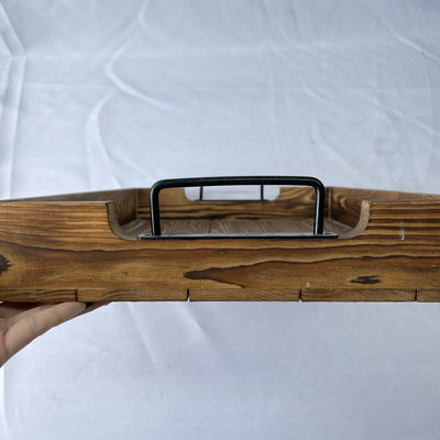 Diseños personalizados aceptados bandeja rústica rectangular de madera con asas metálicas