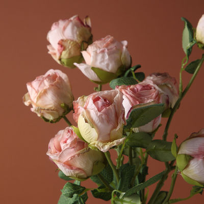 Decoración de flores de rosa de seda artificial personalizada para todos los festivales y celebraciones