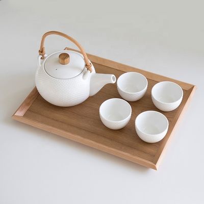 Delicada bandeja de madera nórdica, respetuosa con el medio ambiente y personalizable con impresión con grabado láser