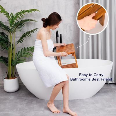 Banquillo de madera con mango y estante de madera de teca de color natural