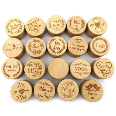 Caja pequeña de anillos de madera para proponer una hermosa boda hecha a mano con haya y nuez