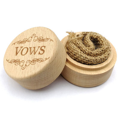 Caja pequeña de anillos de madera para proponer una hermosa boda hecha a mano con haya y nuez