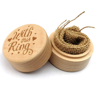 Caja pequeña de anillos de madera para proponer una hermosa boda hecha a mano con haya y nuez
