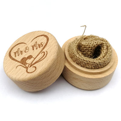 Caja pequeña de anillos de madera para proponer una hermosa boda hecha a mano con haya y nuez