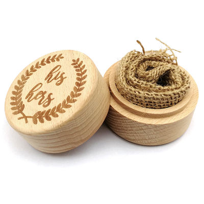 Caja pequeña de anillos de madera para proponer una hermosa boda hecha a mano con haya y nuez