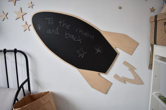 All-Season Toddler Montessori Rocket Tabla de tiza de madera con estrellas en diseño moderno