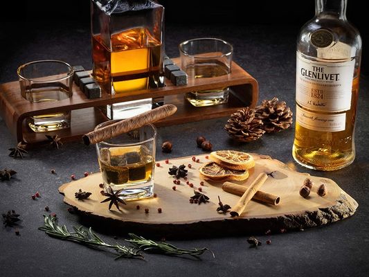 Decantador de whisky personalizado con soporte de madera y piedras de enfriamiento para celebraciones de fiesta