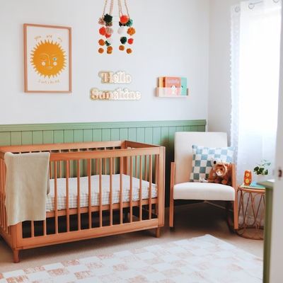 Ahorre espacio y agregue estilo a la guardería de sus hijos con una pared flotante de estantes de libros de acrílico