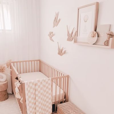 Ahorre espacio y agregue estilo a la guardería de sus hijos con una pared flotante de estantes de libros de acrílico