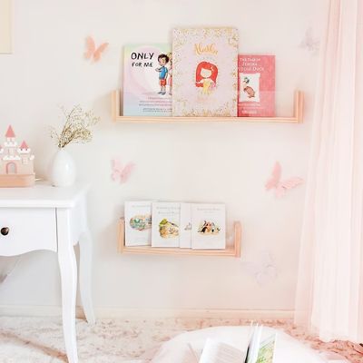 Ahorre espacio y agregue estilo a la guardería de sus hijos con una pared flotante de estantes de libros de acrílico