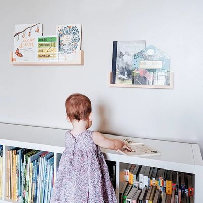 Ahorre espacio y agregue estilo a la guardería de sus hijos con una pared flotante de estantes de libros de acrílico
