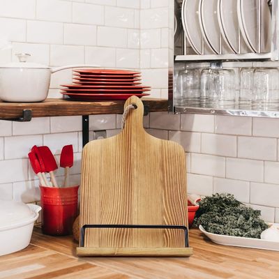 Lea sus recetas sin esfuerzo con este soporte de libro de recetas de madera rústica ajustable