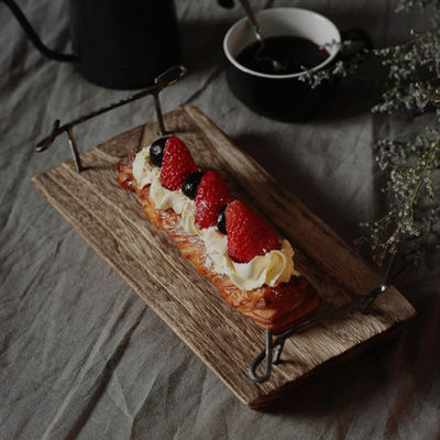 Tabla de servicio de madera natural rústica con asas metálicas OEM ODM aceptado