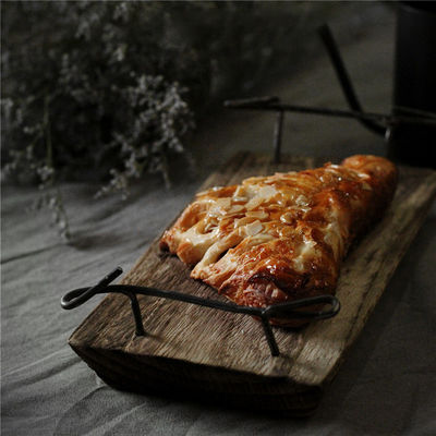 Tabla de servicio de madera natural rústica con asas metálicas OEM ODM aceptado