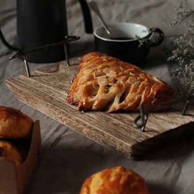Tabla de servicio de madera natural rústica con asas metálicas OEM ODM aceptado