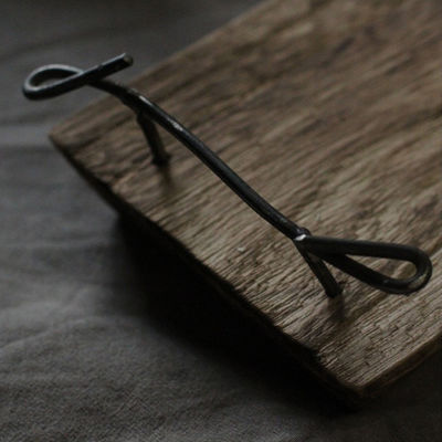 Tabla de servicio de madera natural rústica con asas metálicas OEM ODM aceptado