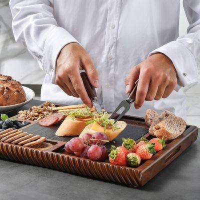 Sirva su queso con estilo con nuestro conjunto de cubiertos de pizarra de doble cara y acero inoxidable