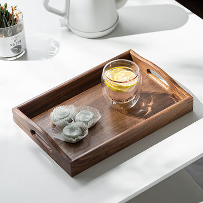 Logotipo personalizado aceptable bandeja de servicio de madera de nuez de extremo artesanal con asas