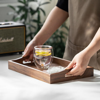 Logotipo personalizado aceptable bandeja de servicio de madera de nuez de extremo artesanal con asas