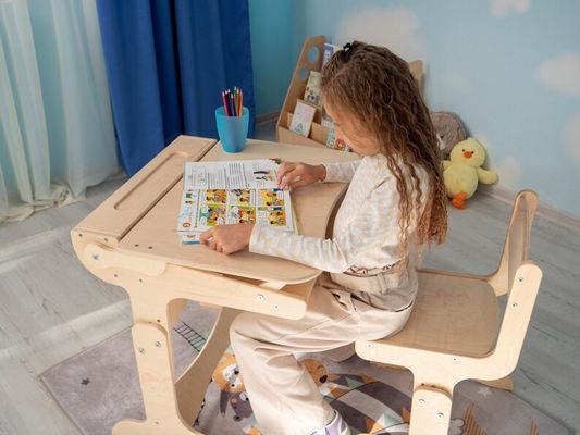 Montessori Muebles de estudio para niños Conjunto de tamaño personalizado Escritorio y silla de madera con mesa de tiza
