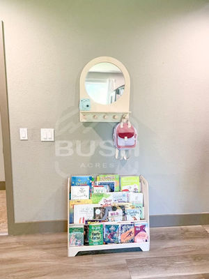 Estante Montessori Espejo infantil para niños Entrada y cuidado personal en el baño del hotel