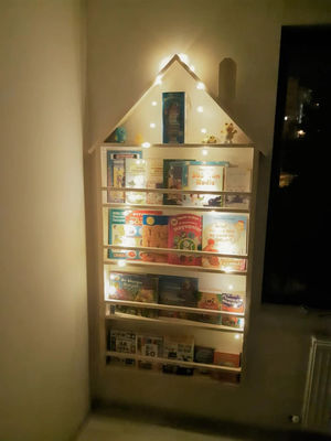 202406 Librería para bebés Pared de madera Montessori Pared de madera maciza Niñera Estante de pared tamaño personalizado