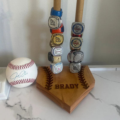 Display de anillos deportivos apilados de color claro de madera para el campeonato de softbol y béisbol