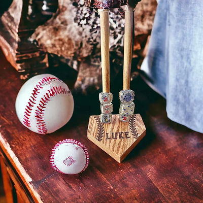 Display de anillos deportivos apilados de color claro de madera para el campeonato de softbol y béisbol