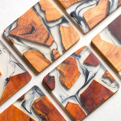 Caminantes de madera de color plano con grabado personalizado y soporte de resina epoxi azul