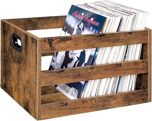 Organizador de almacenamiento de discos de vinilo en el salón con almacenamiento de archivos de madera vintage en gran cantidad