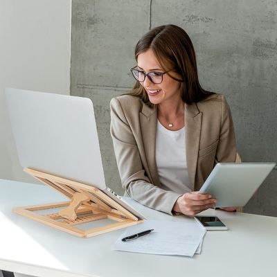 Logotipo personalizado plegable portátil de madera Riser Stand de computadora ajustable
