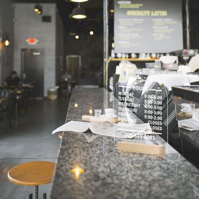 Como su petición Acrílico lista de bebidas de la barra de bodas de la señal con soporte de madera personalizado