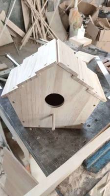 Logotipo personalizado Alimentador de aves de madera aceptable para alimentar aves silvestres en pintura decorativa