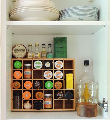 Estante de especias de madera de bambú con cajas de sombra y estante flotante ajustable